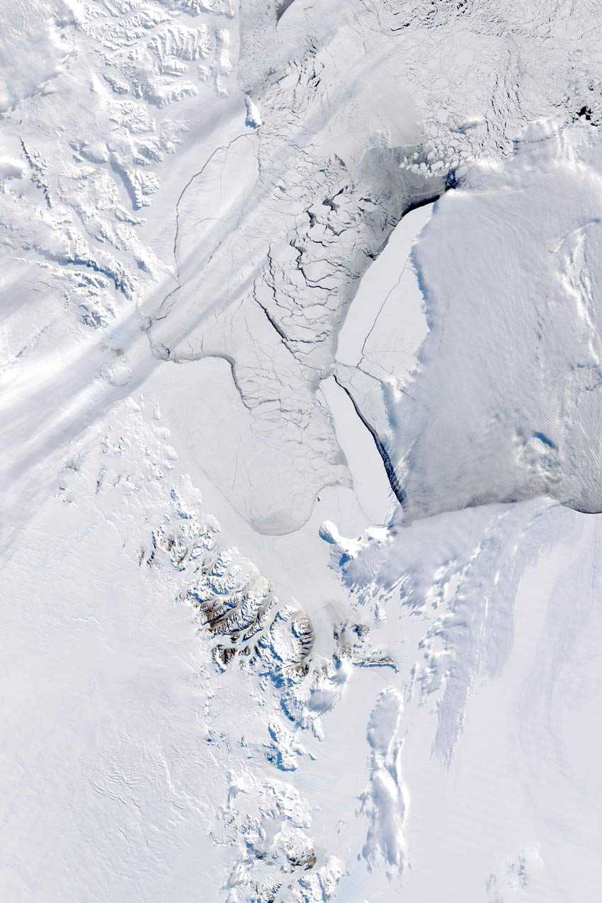 Icebergs on the Ross Sea, Antarctica / Courtesy of NASA